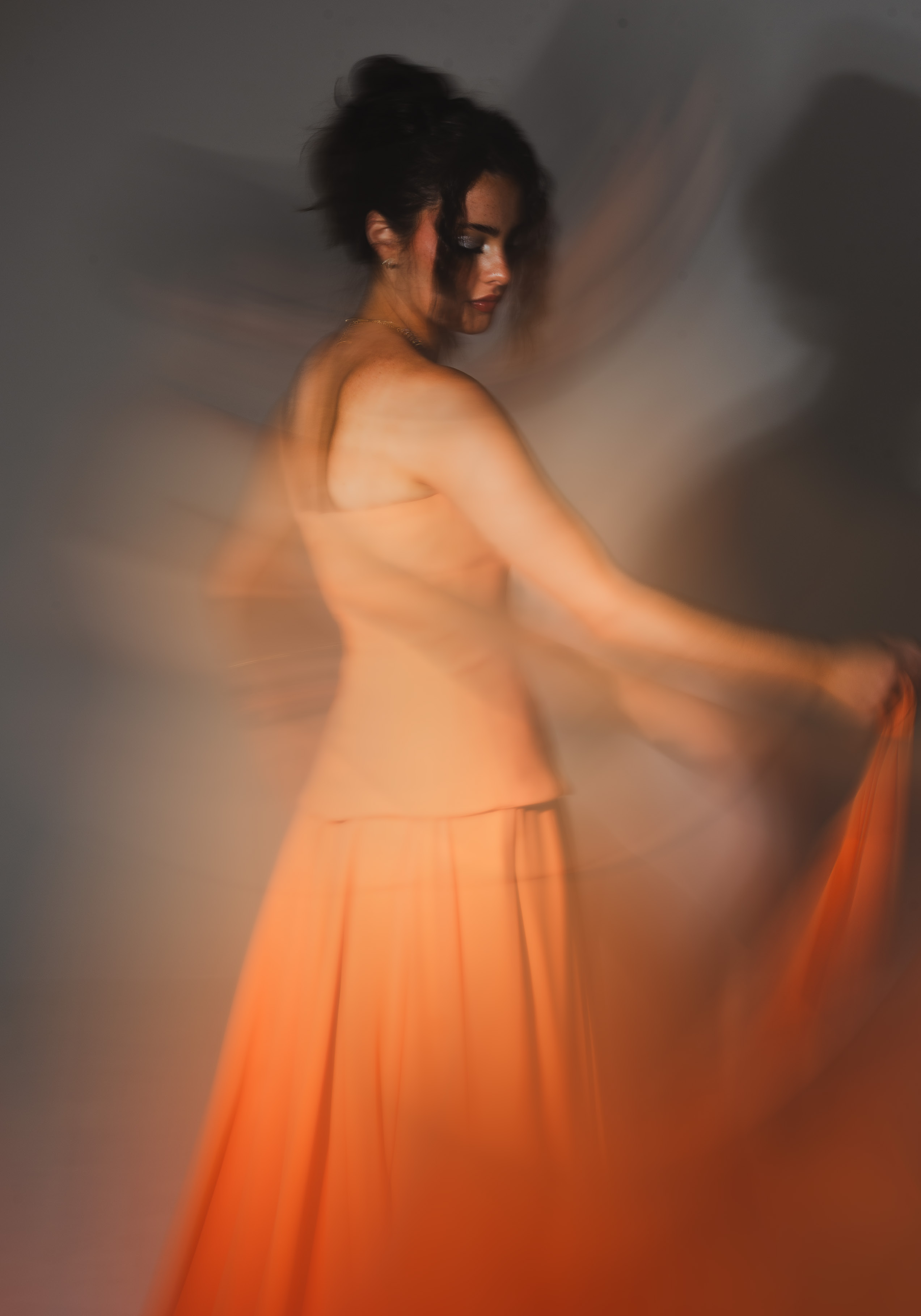 Vestido bespoke Martina Cambruzzi em movimento, fotografia artistica editorial
