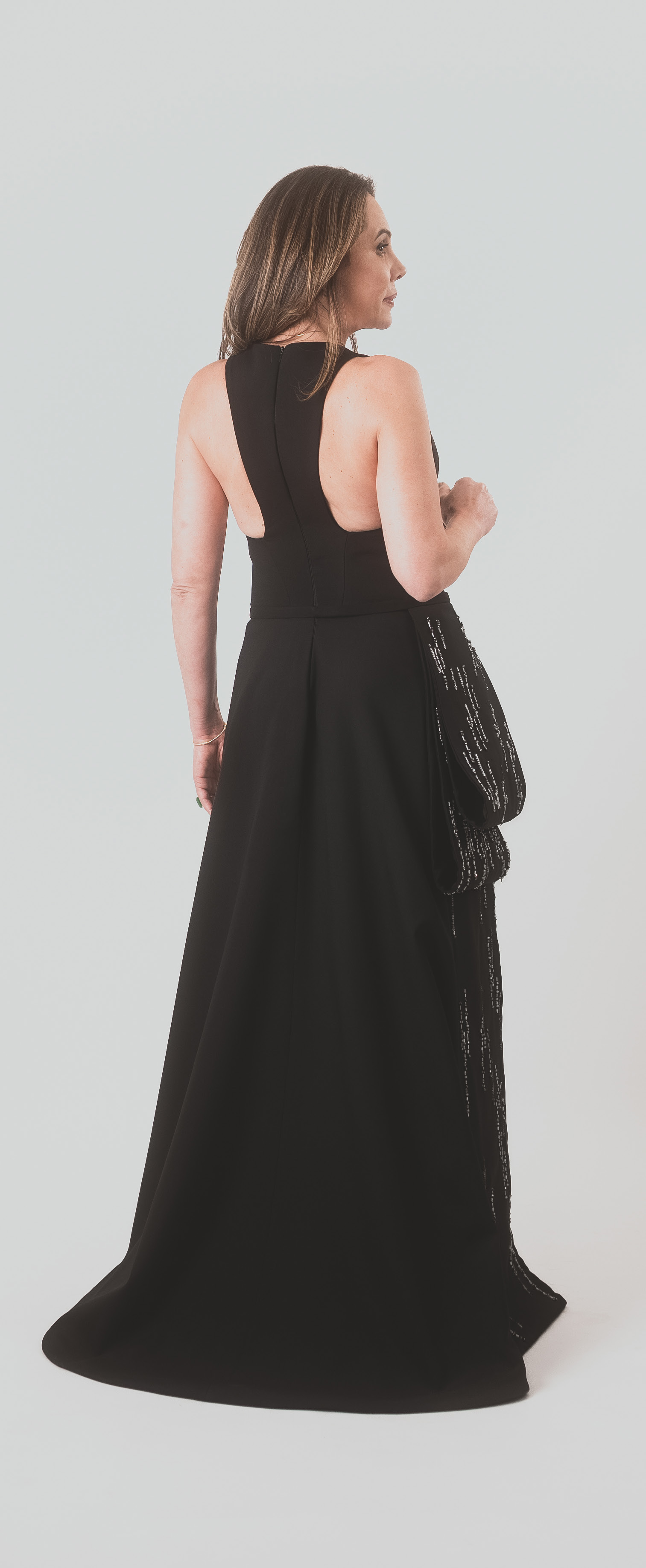 Ronya - Crepe preto com bordado grafico contemporaneo