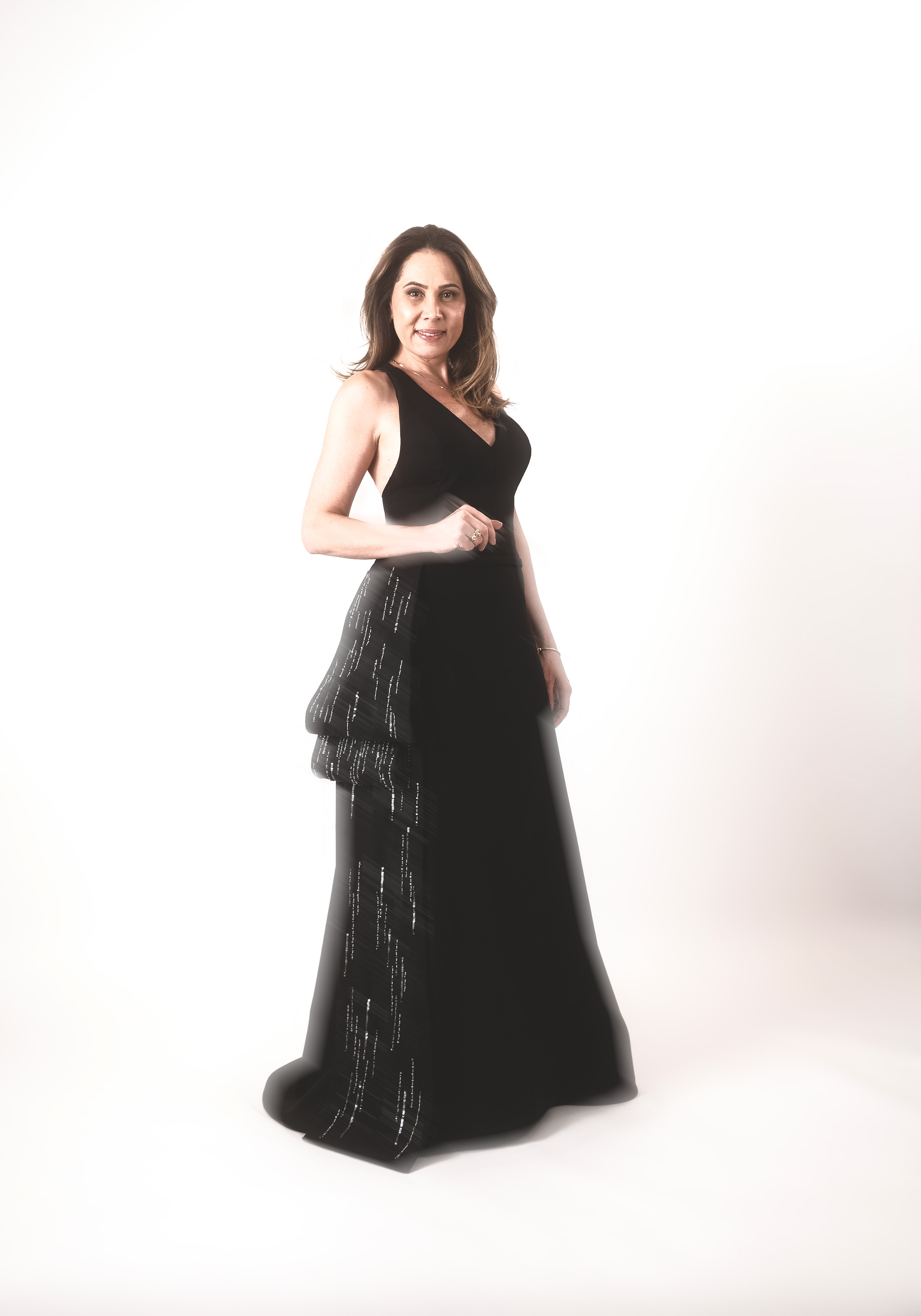 Ronya - Crepe preto estruturado com bordado contemporâneo