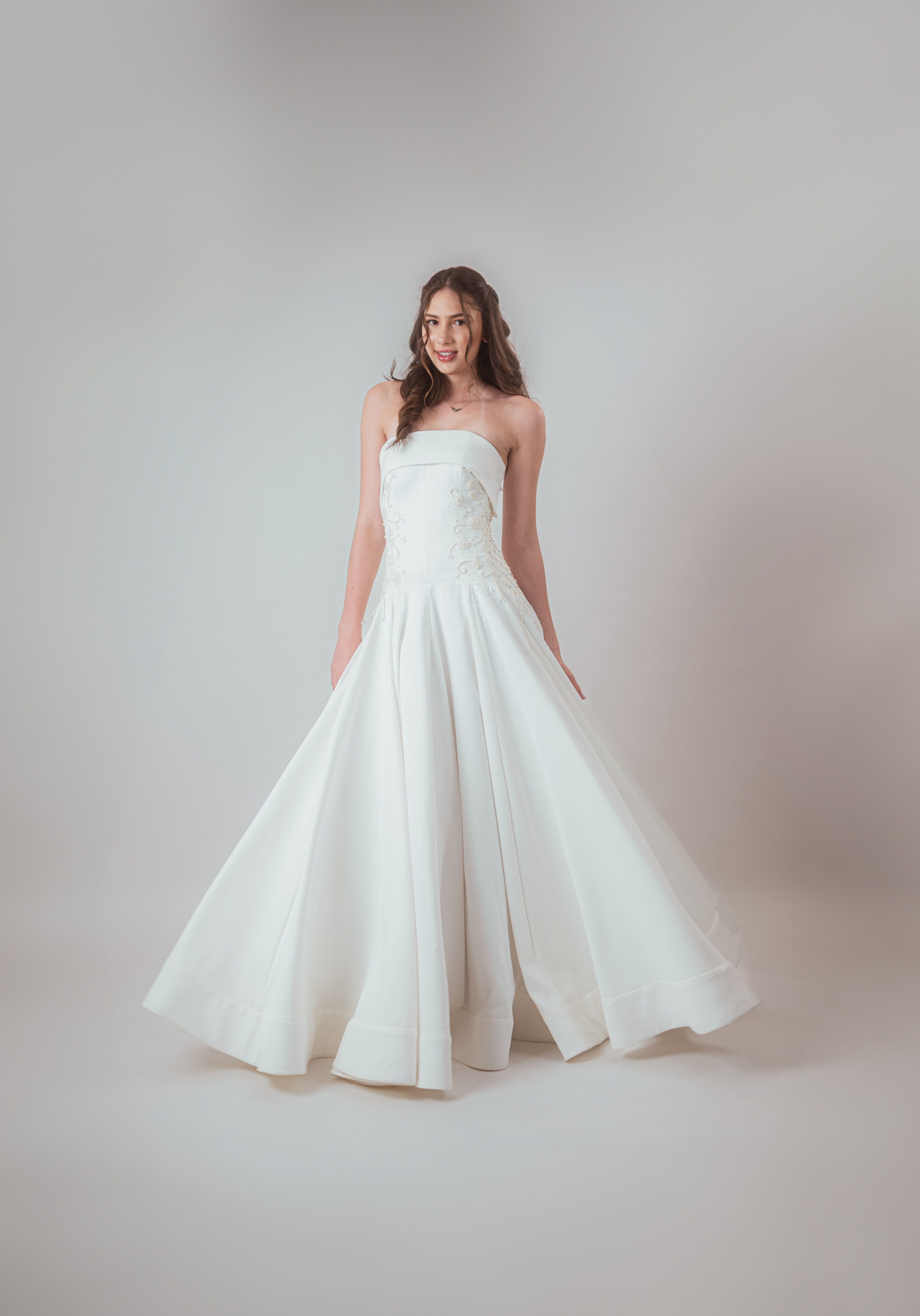 Vestido de debutante bordado em cristais, perolas e micangas