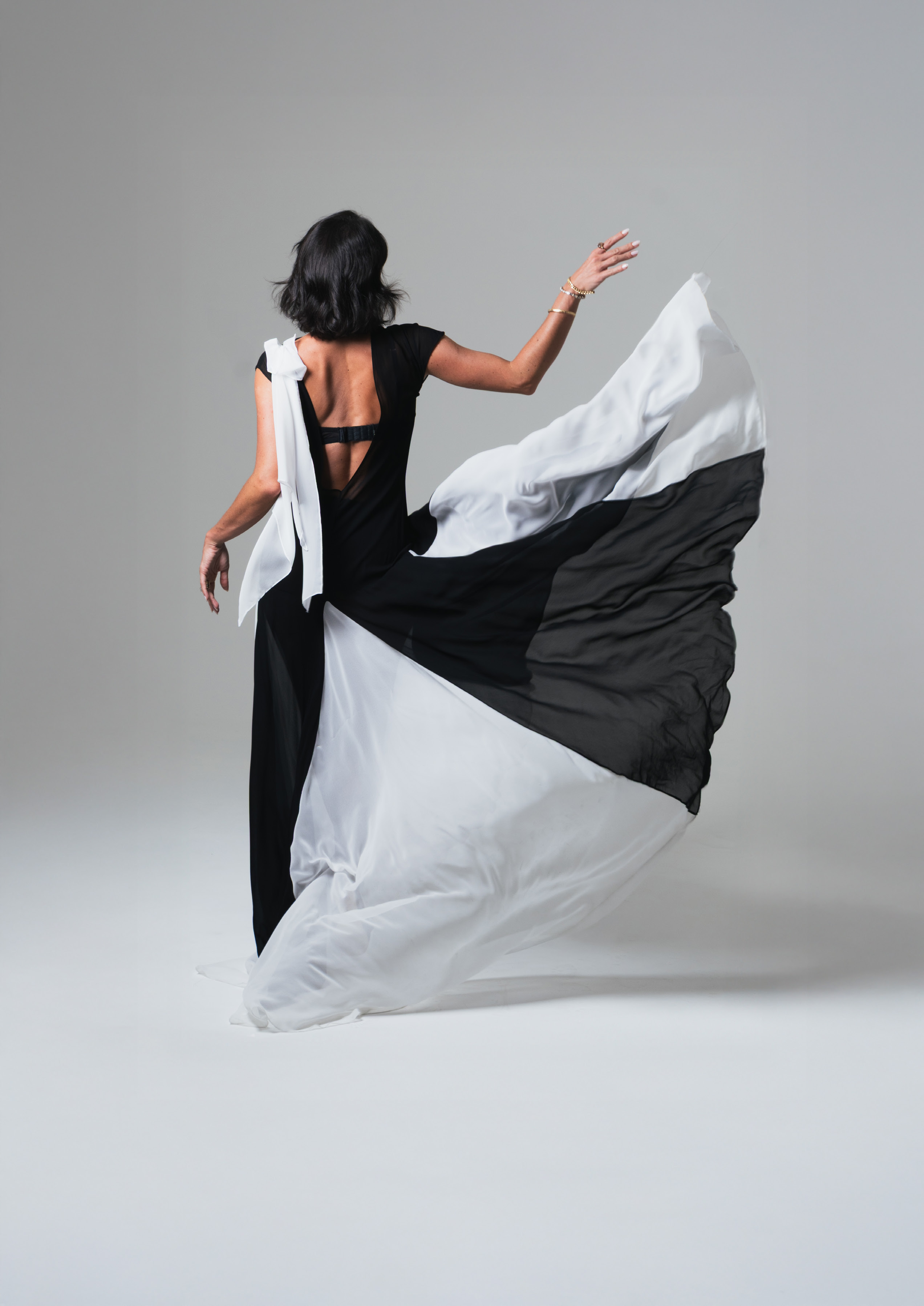 Vestido preto e branco em movimento, fotografia editorial